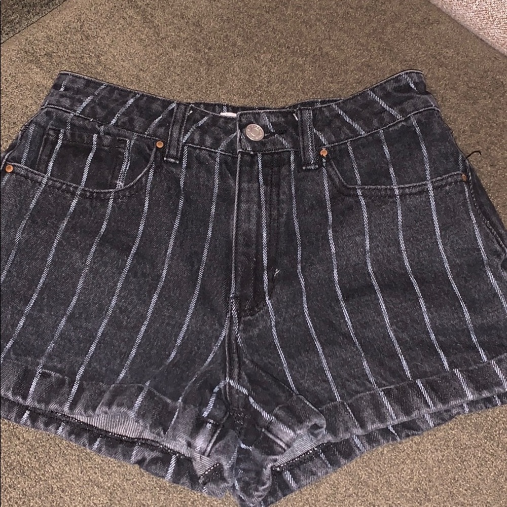 Striped denim high-waisted mom short